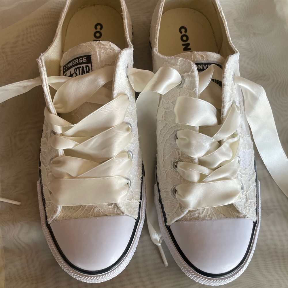 White lace Converse size 7 never worn.